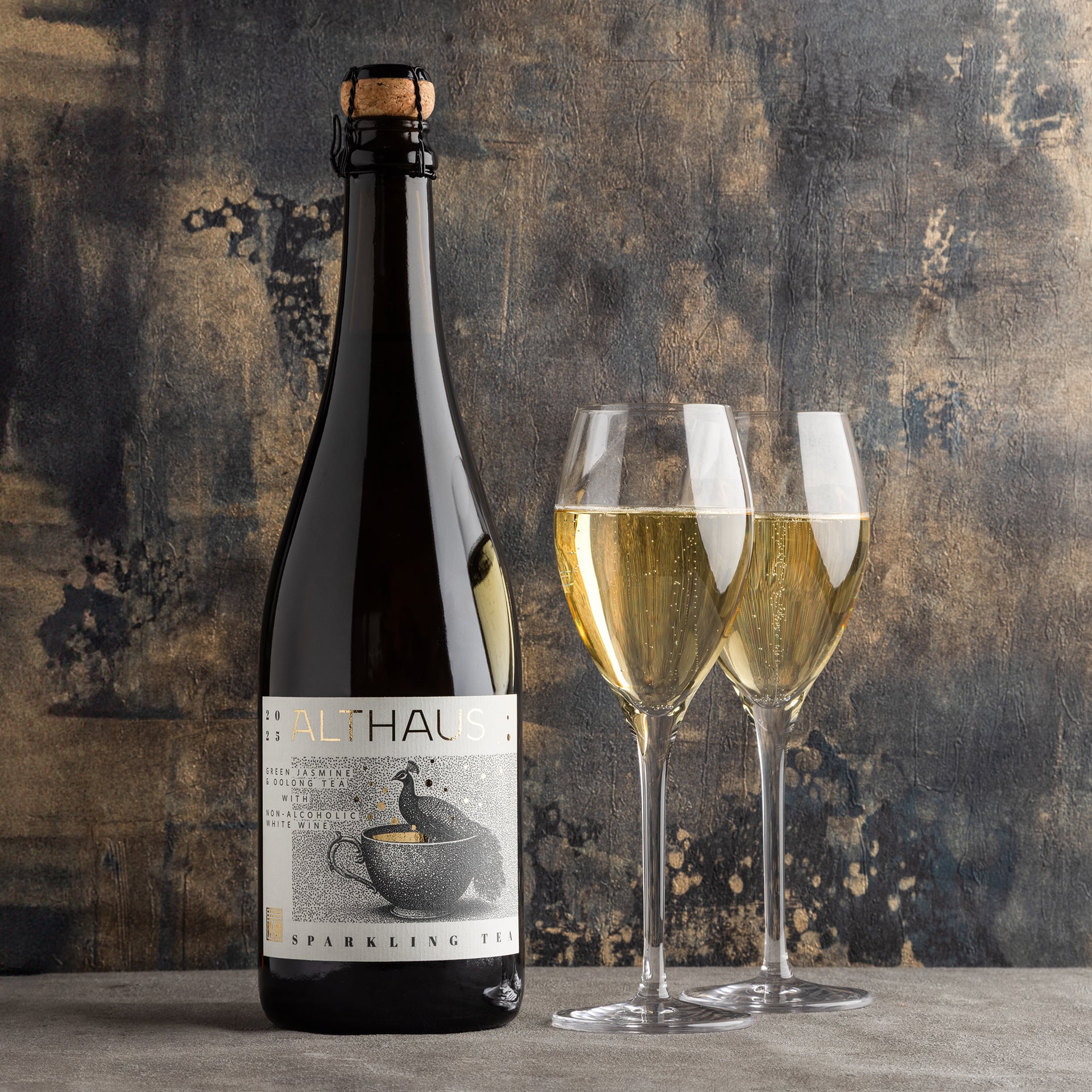 Sparkling Tea Blanc Flasche mit zwei Gläsern