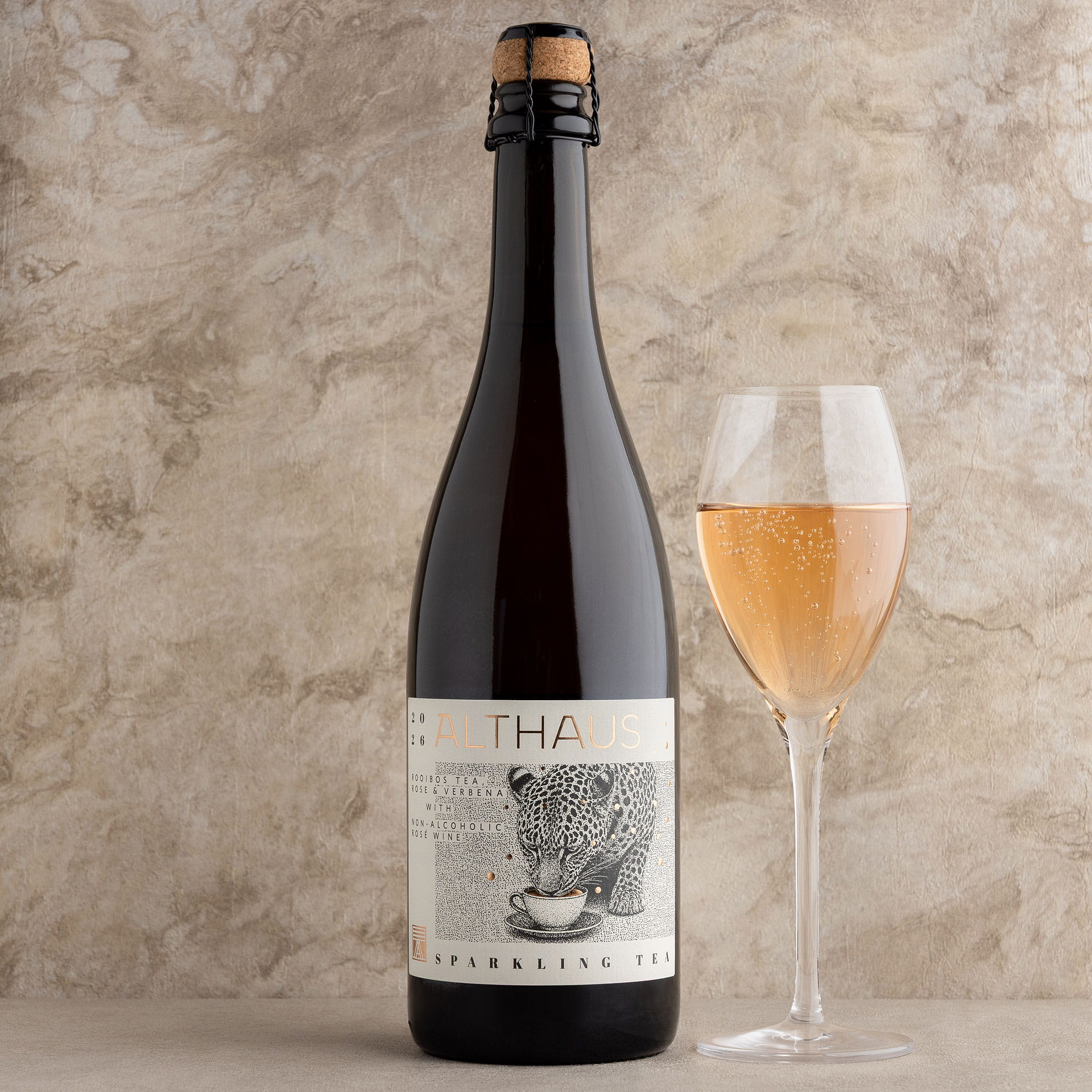 Sparkling Tea Rosé Flasche und Glas