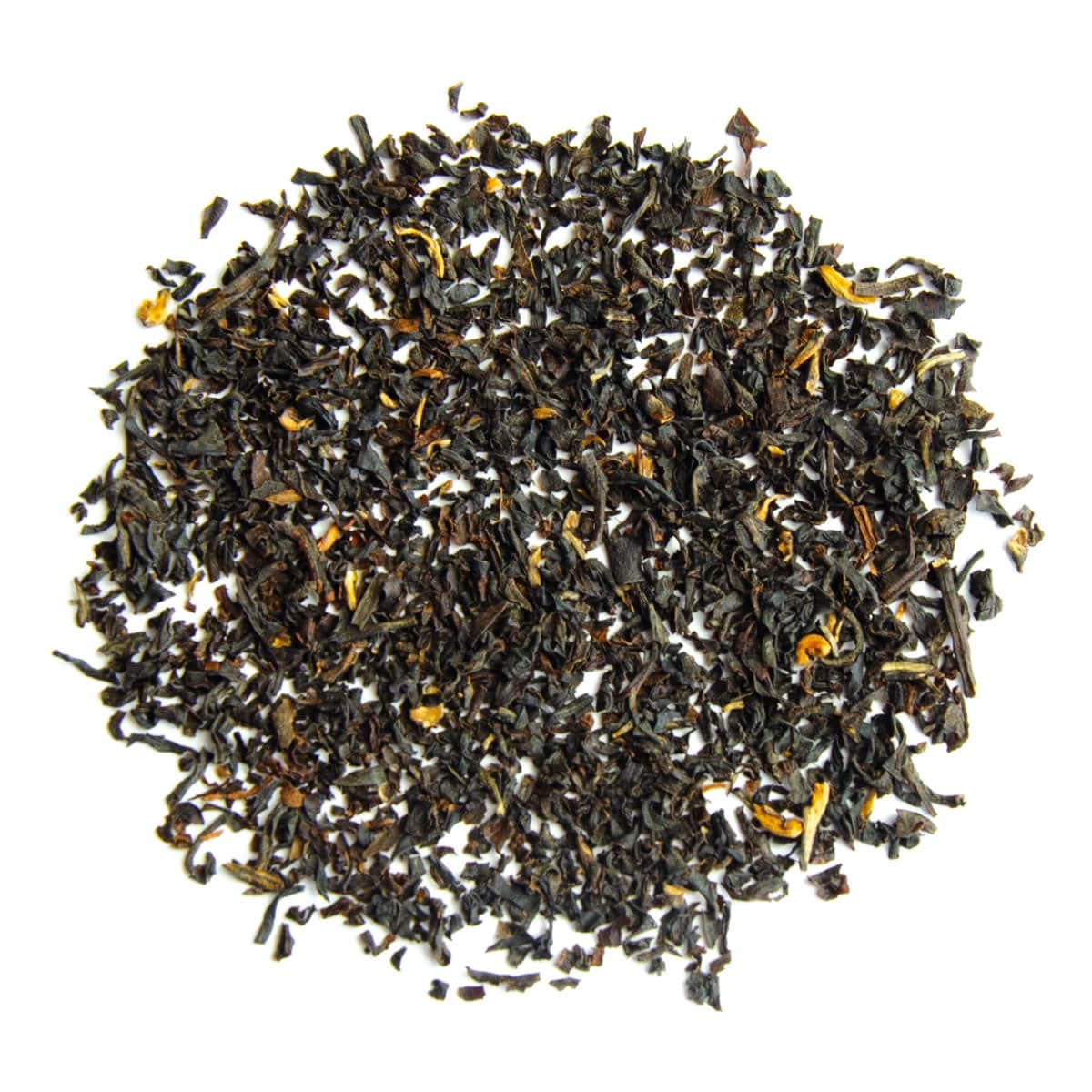 Assam Malty Cup - Lose schwarze Teeblätter im Kreis angeordnet